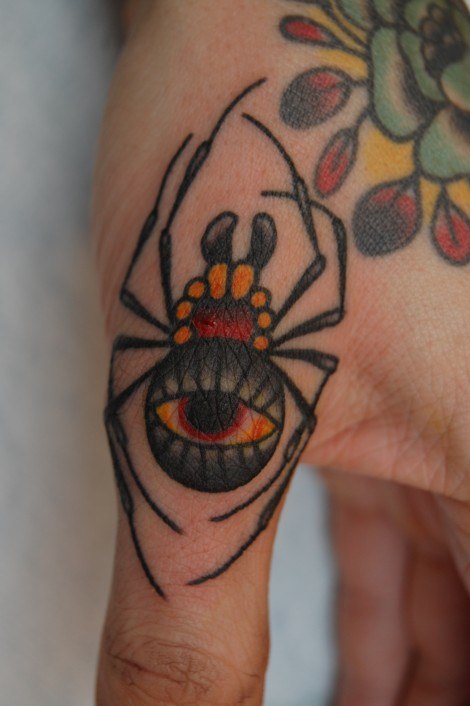 Peter Lagergren é o dono do Malmö Classic Tattoo na Suécia e suas tatuages tem um visual clássico mas sempre com um estilo mais atual.