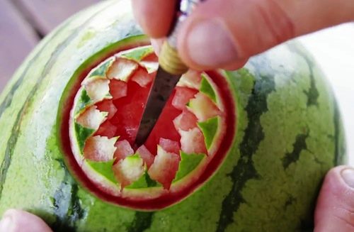 Achei o video abaixo fenomenal. Não só pela facilidade fora do comum em esculpir frutas que o artista trabalha mas pelo produto final. Nunca imaginei que uma melancia pudesse ficar dessa forma. Ainda estou meio pasmo pós video. Espero que passe.