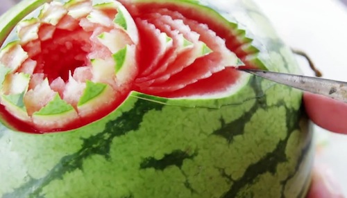Achei o video abaixo fenomenal. Não só pela facilidade fora do comum em esculpir frutas que o artista trabalha mas pelo produto final. Nunca imaginei que uma melancia pudesse ficar dessa forma. Ainda estou meio pasmo pós video. Espero que passe.