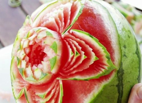 Achei o video abaixo fenomenal. Não só pela facilidade fora do comum em esculpir frutas que o artista trabalha mas pelo produto final. Nunca imaginei que uma melancia pudesse ficar dessa forma. Ainda estou meio pasmo pós video. Espero que passe.