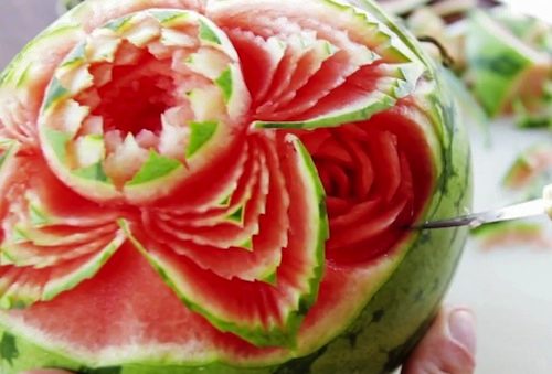 Achei o video abaixo fenomenal. Não só pela facilidade fora do comum em esculpir frutas que o artista trabalha mas pelo produto final. Nunca imaginei que uma melancia pudesse ficar dessa forma. Ainda estou meio pasmo pós video. Espero que passe.