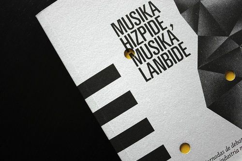 Estudio Ritxi Ostáriz trabalha com design gráfico e editorial. Sendo que a maioria dos seus projetos são voltados para projetos culturais e musicais. Sejam eles livros e catálogos de arte, capas de discos, posters ou merchandise.