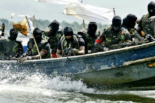 George Osodi é um fotógrafo nigeriano que retrata muito bem a realidade daquele pais. É até um pouco estranho observar suas fotos e seu portfólio e perceber que nunca vimos aquilo antes, apesar de tudo.