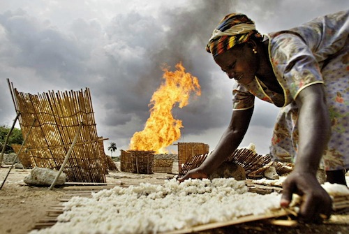 George Osodi é um fotógrafo nigeriano que retrata muito bem a realidade daquele pais. É até um pouco estranho observar suas fotos e seu portfólio e perceber que nunca vimos aquilo antes, apesar de tudo.