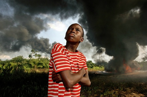 George Osodi é um fotógrafo nigeriano que retrata muito bem a realidade daquele pais. É até um pouco estranho observar suas fotos e seu portfólio e perceber que nunca vimos aquilo antes, apesar de tudo.