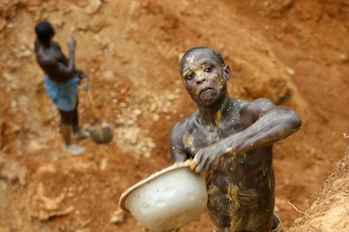 George Osodi é um fotógrafo nigeriano que retrata muito bem a realidade daquele pais. É até um pouco estranho observar suas fotos e seu portfólio e perceber que nunca vimos aquilo antes, apesar de tudo.