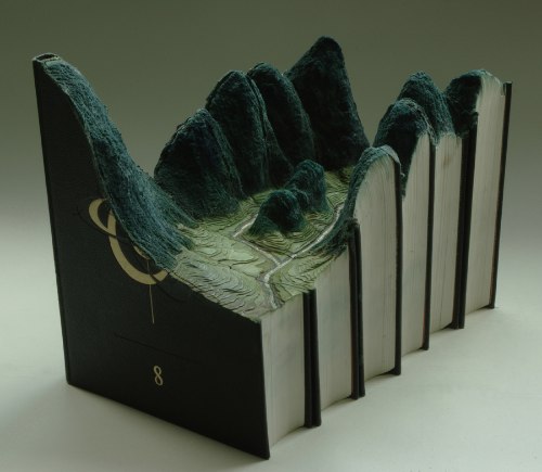 Não sei como Guy Laramee consegue transformar esses livros em obras de arte mas ele faz isso parecer fácil. Vejo seus trabalhos e fico pensando se não poderia pegar alguns livros belhos num sebo e tentar algo parecido. Ai eu lembro que não teria ideia de como começar e desisto disso.