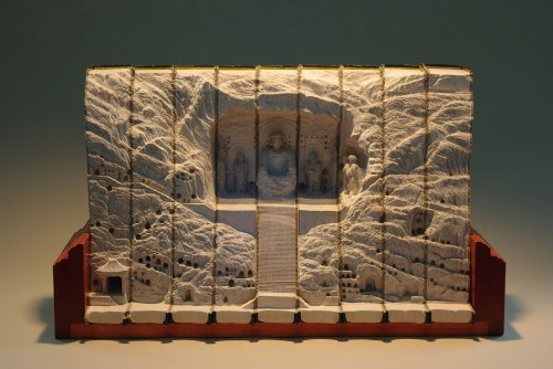 Não sei como Guy Laramee consegue transformar esses livros em obras de arte mas ele faz isso parecer fácil. Vejo seus trabalhos e fico pensando se não poderia pegar alguns livros belhos num sebo e tentar algo parecido. Ai eu lembro que não teria ideia de como começar e desisto disso.