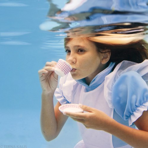 Para Elena Kalis, a fotografia sub aquática surgiu quase que naturalmente. Afinal, apesar de ser russa, ela mora em uma pequena ilhas nas Bahamas, dessa forma, a água sempre esteve muito perto do seu dia a dia. Foi assim que ela resolveu misturar mergulho, moda e arte e criar uma forma de fotografia toda especial para ela.