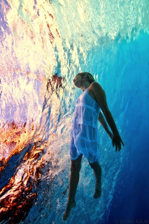 Para Elena Kalis, a fotografia sub aquática surgiu quase que naturalmente. Afinal, apesar de ser russa, ela mora em uma pequena ilhas nas Bahamas, dessa forma, a água sempre esteve muito perto do seu dia a dia. Foi assim que ela resolveu misturar mergulho, moda e arte e criar uma forma de fotografia toda especial para ela.