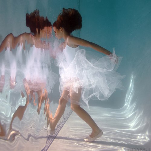 Para Elena Kalis, a fotografia sub aquática surgiu quase que naturalmente. Afinal, apesar de ser russa, ela mora em uma pequena ilhas nas Bahamas, dessa forma, a água sempre esteve muito perto do seu dia a dia. Foi assim que ela resolveu misturar mergulho, moda e arte e criar uma forma de fotografia toda especial para ela.