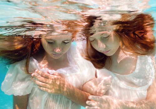 Para Elena Kalis, a fotografia sub aquática surgiu quase que naturalmente. Afinal, apesar de ser russa, ela mora em uma pequena ilhas nas Bahamas, dessa forma, a água sempre esteve muito perto do seu dia a dia. Foi assim que ela resolveu misturar mergulho, moda e arte e criar uma forma de fotografia toda especial para ela.