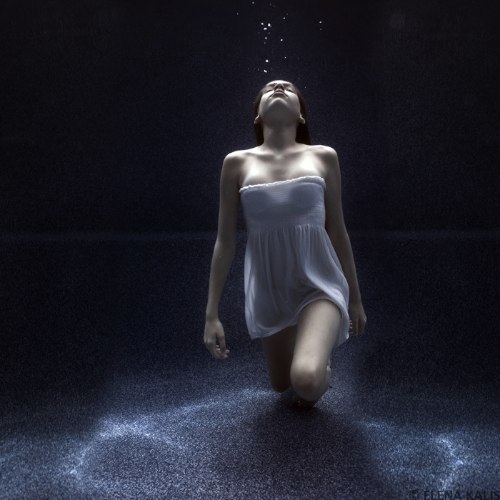 Para Elena Kalis, a fotografia sub aquática surgiu quase que naturalmente. Afinal, apesar de ser russa, ela mora em uma pequena ilhas nas Bahamas, dessa forma, a água sempre esteve muito perto do seu dia a dia. Foi assim que ela resolveu misturar mergulho, moda e arte e criar uma forma de fotografia toda especial para ela.