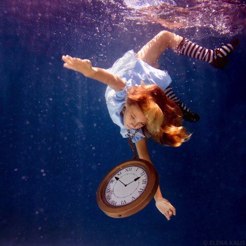 Para Elena Kalis, a fotografia sub aquática surgiu quase que naturalmente. Afinal, apesar de ser russa, ela mora em uma pequena ilhas nas Bahamas, dessa forma, a água sempre esteve muito perto do seu dia a dia. Foi assim que ela resolveu misturar mergulho, moda e arte e criar uma forma de fotografia toda especial para ela.