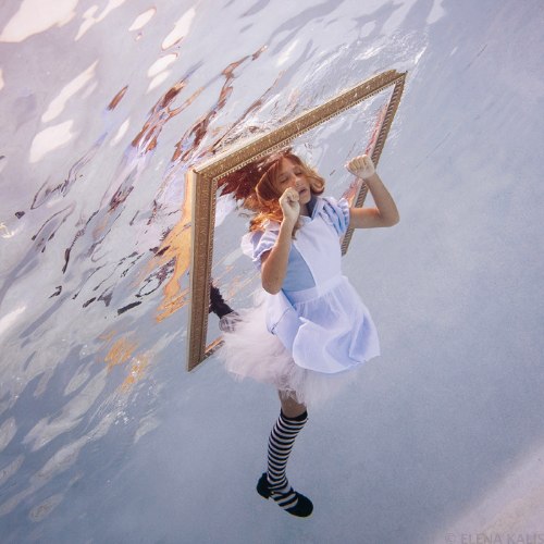 Para Elena Kalis, a fotografia sub aquática surgiu quase que naturalmente. Afinal, apesar de ser russa, ela mora em uma pequena ilhas nas Bahamas, dessa forma, a água sempre esteve muito perto do seu dia a dia. Foi assim que ela resolveu misturar mergulho, moda e arte e criar uma forma de fotografia toda especial para ela.