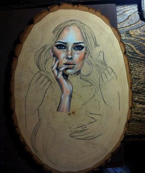 A arte de Wendy Ortiz pode ser descrita de forma simples em uma celebração do poder e da beleza da forma feminina e de tudo que cerca esse conceito. Afinal, essa artista americana, baseada em Los Angeles, captura a sensualidade feminina de forma intuitiva a ponto de conectar essa feminilidade com a natureza. Isso acontece por vários motivos e chega a incluir até o local onde ela pinta já que muitas das suas pinturas são apresentadas sobre madeira. 