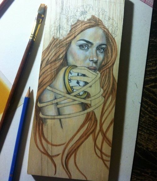 A arte de Wendy Ortiz pode ser descrita de forma simples em uma celebração do poder e da beleza da forma feminina e de tudo que cerca esse conceito. Afinal, essa artista americana, baseada em Los Angeles, captura a sensualidade feminina de forma intuitiva a ponto de conectar essa feminilidade com a natureza. Isso acontece por vários motivos e chega a incluir até o local onde ela pinta já que muitas das suas pinturas são apresentadas sobre madeira. 