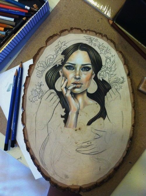 A arte de Wendy Ortiz pode ser descrita de forma simples em uma celebração do poder e da beleza da forma feminina e de tudo que cerca esse conceito. Afinal, essa artista americana, baseada em Los Angeles, captura a sensualidade feminina de forma intuitiva a ponto de conectar essa feminilidade com a natureza. Isso acontece por vários motivos e chega a incluir até o local onde ela pinta já que muitas das suas pinturas são apresentadas sobre madeira. 