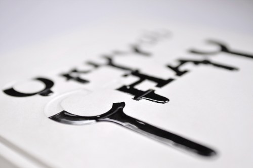 Dominique Schmitz é um designer suíço com um trabalho de design gráfico bem experimental quando se trata de tipografia. Os posters que vi em seu portfólio misturam estilos diferentes e mostram um interesse bem grande em criar algo diferente. Algo que chame a atenção e que comunique uma mensagem.