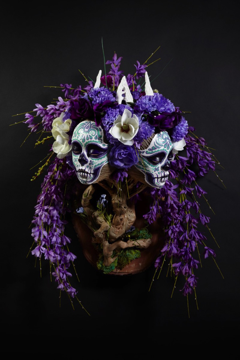 O que eu gostei mais de ver no trabalho de Krisztianna Ortiz é como ela consegue trabalhar com a temática bem clichê de caveiras mexicanas mas com um visual bem diferente e que quase me soa inovador. Suas esculturas exploram temáticas diferentes, visuais bem variados e cores que brilham de um jeito bem especial. Ou seja, sou muito fã do trabalho de Krisztianna Ortiz e você vai acabar sendo também.