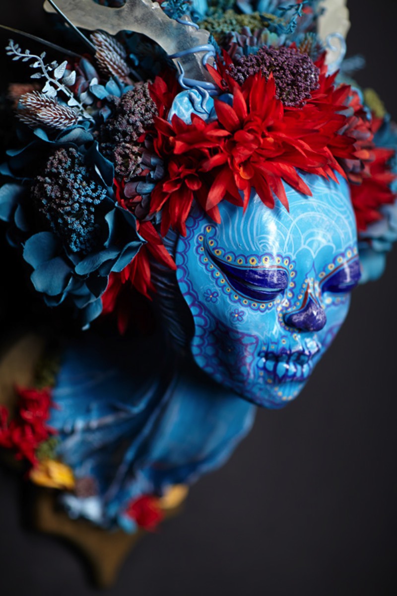 O que eu gostei mais de ver no trabalho de Krisztianna Ortiz é como ela consegue trabalhar com a temática bem clichê de caveiras mexicanas mas com um visual bem diferente e que quase me soa inovador. Suas esculturas exploram temáticas diferentes, visuais bem variados e cores que brilham de um jeito bem especial. Ou seja, sou muito fã do trabalho de Krisztianna Ortiz e você vai acabar sendo também.