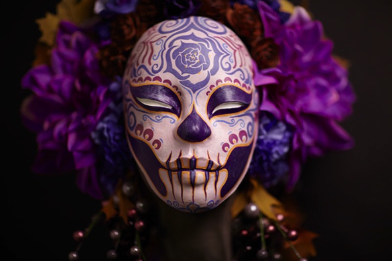 O que eu gostei mais de ver no trabalho de Krisztianna Ortiz é como ela consegue trabalhar com a temática bem clichê de caveiras mexicanas mas com um visual bem diferente e que quase me soa inovador. Suas esculturas exploram temáticas diferentes, visuais bem variados e cores que brilham de um jeito bem especial. Ou seja, sou muito fã do trabalho de Krisztianna Ortiz e você vai acabar sendo também.