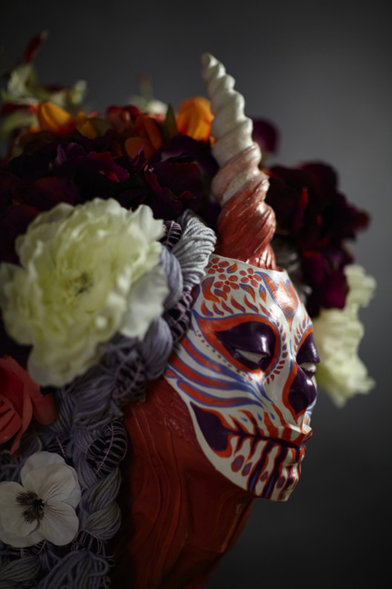 O que eu gostei mais de ver no trabalho de Krisztianna Ortiz é como ela consegue trabalhar com a temática bem clichê de caveiras mexicanas mas com um visual bem diferente e que quase me soa inovador. Suas esculturas exploram temáticas diferentes, visuais bem variados e cores que brilham de um jeito bem especial. Ou seja, sou muito fã do trabalho de Krisztianna Ortiz e você vai acabar sendo também.