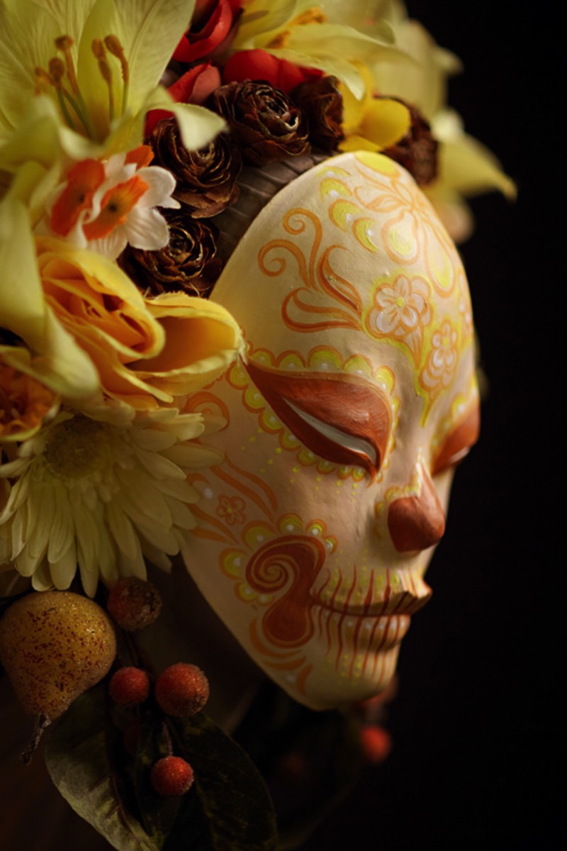 O que eu gostei mais de ver no trabalho de Krisztianna Ortiz é como ela consegue trabalhar com a temática bem clichê de caveiras mexicanas mas com um visual bem diferente e que quase me soa inovador. Suas esculturas exploram temáticas diferentes, visuais bem variados e cores que brilham de um jeito bem especial. Ou seja, sou muito fã do trabalho de Krisztianna Ortiz e você vai acabar sendo também.
