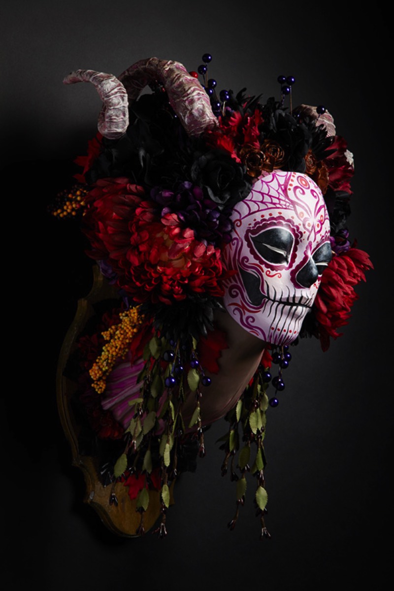 O que eu gostei mais de ver no trabalho de Krisztianna Ortiz é como ela consegue trabalhar com a temática bem clichê de caveiras mexicanas mas com um visual bem diferente e que quase me soa inovador. Suas esculturas exploram temáticas diferentes, visuais bem variados e cores que brilham de um jeito bem especial. Ou seja, sou muito fã do trabalho de Krisztianna Ortiz e você vai acabar sendo também.