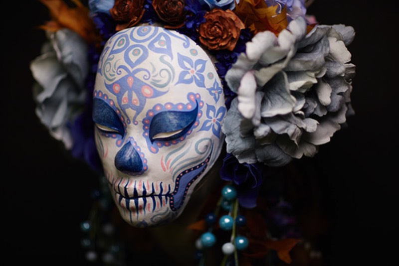 O que eu gostei mais de ver no trabalho de Krisztianna Ortiz é como ela consegue trabalhar com a temática bem clichê de caveiras mexicanas mas com um visual bem diferente e que quase me soa inovador. Suas esculturas exploram temáticas diferentes, visuais bem variados e cores que brilham de um jeito bem especial. Ou seja, sou muito fã do trabalho de Krisztianna Ortiz e você vai acabar sendo também.