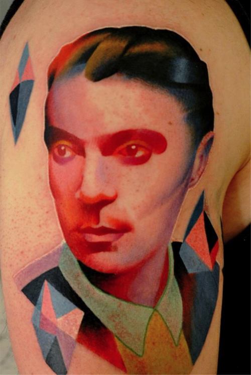 O que eu mais gosto nas tatuagens de Marcin Aleksander Surowiec é a aplicação de cor. Durante o breve período de tempo onde trabalhei num estúdio de tatuagem, aprendi que essa é uma das partes mais complexas e importantes no processo da coloração da tatuagem e, Marcin Aleksander Surowiec faz isso com louvor. Observe as imagens abaixo e preste atenção nos gradientes.