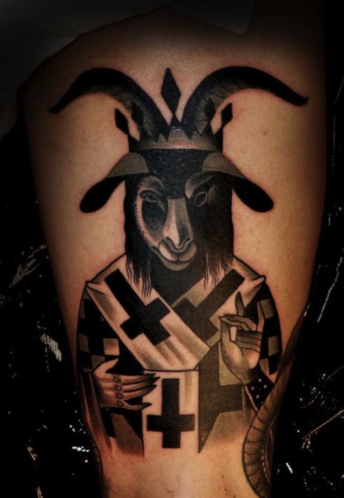 O que eu mais gosto nas tatuagens de Marcin Aleksander Surowiec é a aplicação de cor. Durante o breve período de tempo onde trabalhei num estúdio de tatuagem, aprendi que essa é uma das partes mais complexas e importantes no processo da coloração da tatuagem e, Marcin Aleksander Surowiec faz isso com louvor. Observe as imagens abaixo e preste atenção nos gradientes.