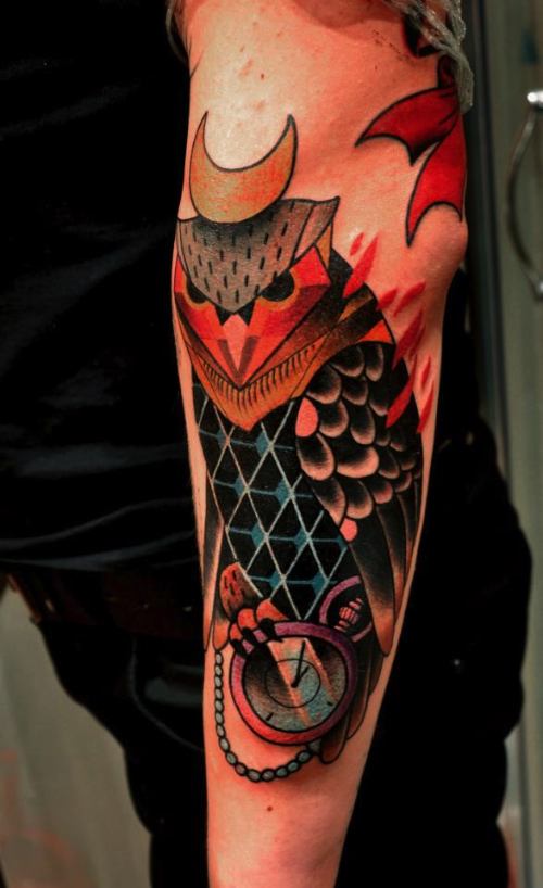 O que eu mais gosto nas tatuagens de Marcin Aleksander Surowiec é a aplicação de cor. Durante o breve período de tempo onde trabalhei num estúdio de tatuagem, aprendi que essa é uma das partes mais complexas e importantes no processo da coloração da tatuagem e, Marcin Aleksander Surowiec faz isso com louvor. Observe as imagens abaixo e preste atenção nos gradientes.