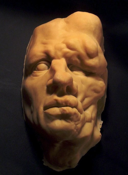 Jengabean mistura partes do corpo para criar esculturas estranhas e que, muita gente, iria chamar de nojentas. Entre todas as imagens que vi dele, minha favorita é a língua com dentes abaixo. Consigo imaginar monstros de filmes de terror aliens tendo algo assim e espero que alguém já tenha feito isso por ai.