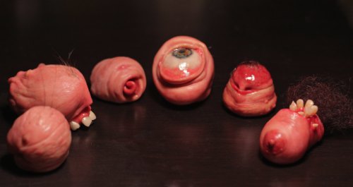 Jengabean mistura partes do corpo para criar esculturas estranhas e que, muita gente, iria chamar de nojentas. Entre todas as imagens que vi dele, minha favorita é a língua com dentes abaixo. Consigo imaginar monstros de filmes de terror aliens tendo algo assim e espero que alguém já tenha feito isso por ai.