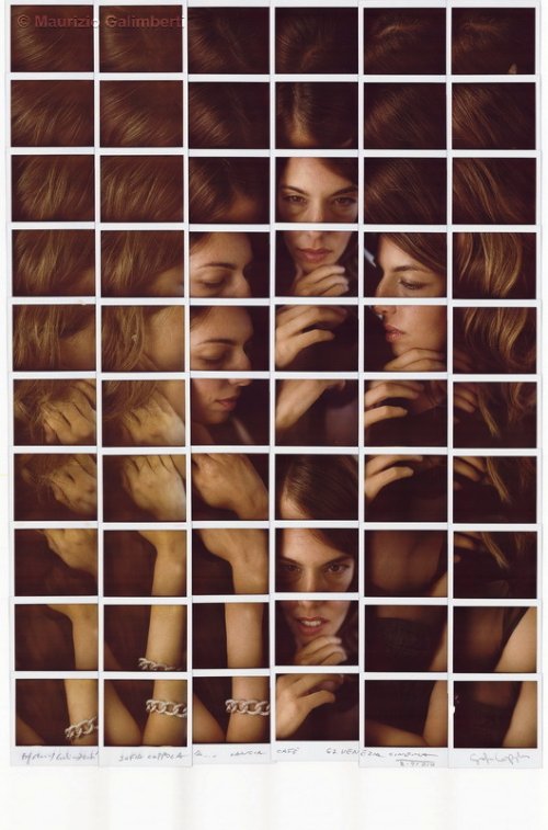 Maurizio Galimberti é um fotógrafo italiano cujo trabalho consiste de mosaicos abstratos feitos usando muitas fotos Polaroid. Ele cria esses mosaicos abstratos tirando dezenas de fotos e as organizando em um grid. É nessa etapa que você começa a visualizar o que o fotógrafo está tentando fazer. É aqui que você entende as múltiplas dimensões de perspectiva que existem em suas obras.
