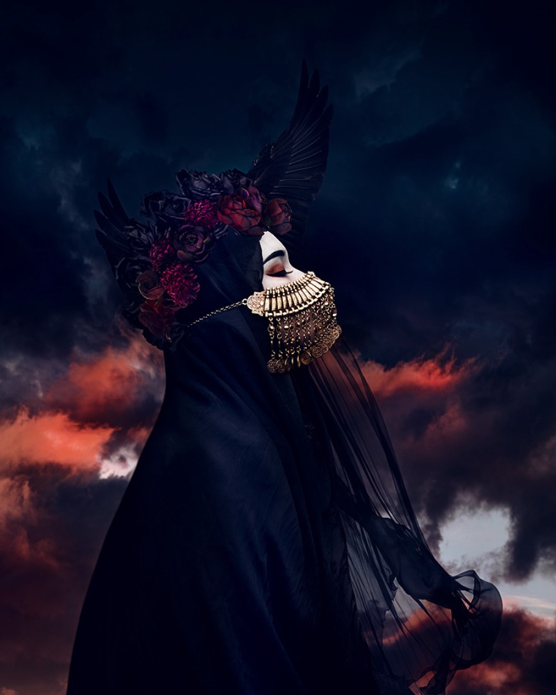 Natalie Shau é uma fotógrafa e ilustradora lá de Vilnius, a capital da Lituânia. Ela começou sua carreira artística através do seu interesse em fotografia de moda e retratos e foi avançando no mundo ao descobrir a ilustração digital e a fotografia como arte. Aqui, nesse artigo, você vai ver uma mistura de projetos pessoais e trabalhos criados para músicos, teatro, revistas de moda e publicidade.