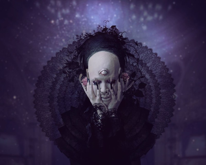 Natalie Shau é uma fotógrafa e ilustradora lá de Vilnius, a capital da Lituânia. Ela começou sua carreira artística através do seu interesse em fotografia de moda e retratos e foi avançando no mundo ao descobrir a ilustração digital e a fotografia como arte. Aqui, nesse artigo, você vai ver uma mistura de projetos pessoais e trabalhos criados para músicos, teatro, revistas de moda e publicidade.