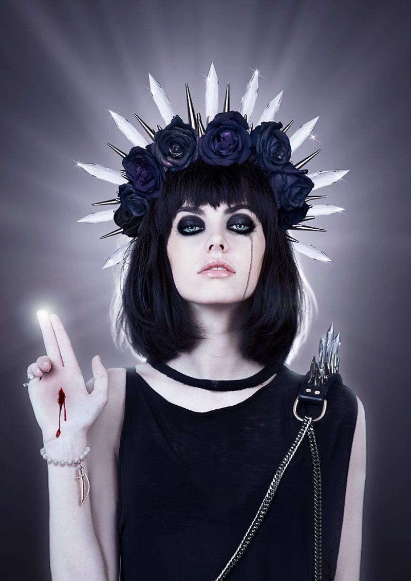 Natalie Shau é uma fotógrafa e ilustradora lá de Vilnius, a capital da Lituânia. Ela começou sua carreira artística através do seu interesse em fotografia de moda e retratos e foi avançando no mundo ao descobrir a ilustração digital e a fotografia como arte. Aqui, nesse artigo, você vai ver uma mistura de projetos pessoais e trabalhos criados para músicos, teatro, revistas de moda e publicidade.