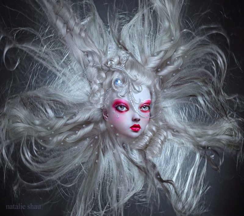 Natalie Shau é uma fotógrafa e ilustradora lá de Vilnius, a capital da Lituânia. Ela começou sua carreira artística através do seu interesse em fotografia de moda e retratos e foi avançando no mundo ao descobrir a ilustração digital e a fotografia como arte. Aqui, nesse artigo, você vai ver uma mistura de projetos pessoais e trabalhos criados para músicos, teatro, revistas de moda e publicidade.