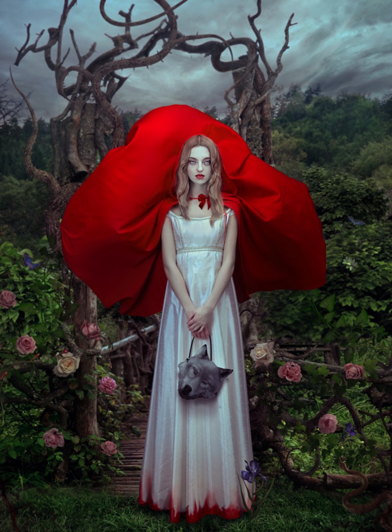 Natalie Shau é uma fotógrafa e ilustradora lá de Vilnius, a capital da Lituânia. Ela começou sua carreira artística através do seu interesse em fotografia de moda e retratos e foi avançando no mundo ao descobrir a ilustração digital e a fotografia como arte. Aqui, nesse artigo, você vai ver uma mistura de projetos pessoais e trabalhos criados para músicos, teatro, revistas de moda e publicidade.