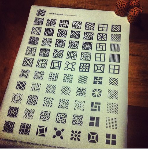 Você pode não ter visto o lambe-lambe cobogó mas foi dai que veio a ideia desse Dingbat. O Dingbat Coboco foi criado pelo designer Guilherme Luigi e ele usou de 36 cobogos como símbolos.