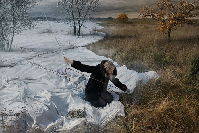 Erik Johansson é um fotógrafo e retocador sueco com um portfolio para lá de surreal. Seu trabalho é famoso por distorcer a realidade e criar uma espécie de surrealismo digital. Seu trabalho tem dois pontos extremamente interessantes que são a forma com a qual ele cria cenários inacreditáveis e que questionam a realidade do que você está vendo com seus olhos. Enquanto isso, ele usa suas técnicas de retoque digital para deixar tudo o mais perfeito possível. Incluindo ai até servir de modelo para algumas das suas fotos. 