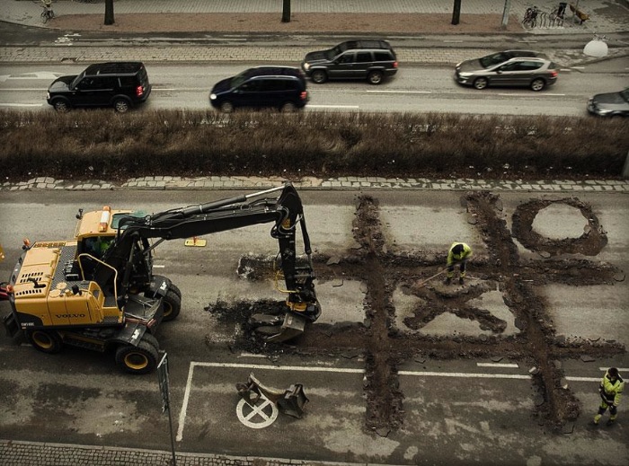 Erik Johansson é um fotógrafo e retocador sueco com um portfolio para lá de surreal. Seu trabalho é famoso por distorcer a realidade e criar uma espécie de surrealismo digital. Seu trabalho tem dois pontos extremamente interessantes que são a forma com a qual ele cria cenários inacreditáveis e que questionam a realidade do que você está vendo com seus olhos. Enquanto isso, ele usa suas técnicas de retoque digital para deixar tudo o mais perfeito possível. Incluindo ai até servir de modelo para algumas das suas fotos. 