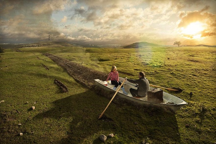 Erik Johansson é um fotógrafo e retocador sueco com um portfolio para lá de surreal. Seu trabalho é famoso por distorcer a realidade e criar uma espécie de surrealismo digital. Seu trabalho tem dois pontos extremamente interessantes que são a forma com a qual ele cria cenários inacreditáveis e que questionam a realidade do que você está vendo com seus olhos. Enquanto isso, ele usa suas técnicas de retoque digital para deixar tudo o mais perfeito possível. Incluindo ai até servir de modelo para algumas das suas fotos. 