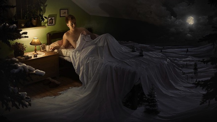 Erik Johansson é um fotógrafo e retocador sueco com um portfolio para lá de surreal. Seu trabalho é famoso por distorcer a realidade e criar uma espécie de surrealismo digital. Seu trabalho tem dois pontos extremamente interessantes que são a forma com a qual ele cria cenários inacreditáveis e que questionam a realidade do que você está vendo com seus olhos. Enquanto isso, ele usa suas técnicas de retoque digital para deixar tudo o mais perfeito possível. Incluindo ai até servir de modelo para algumas das suas fotos. 