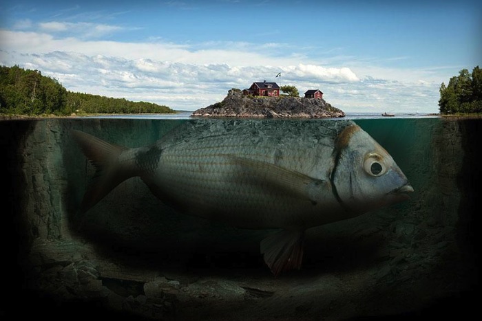 Erik Johansson é um fotógrafo e retocador sueco com um portfolio para lá de surreal. Seu trabalho é famoso por distorcer a realidade e criar uma espécie de surrealismo digital. Seu trabalho tem dois pontos extremamente interessantes que são a forma com a qual ele cria cenários inacreditáveis e que questionam a realidade do que você está vendo com seus olhos. Enquanto isso, ele usa suas técnicas de retoque digital para deixar tudo o mais perfeito possível. Incluindo ai até servir de modelo para algumas das suas fotos. 