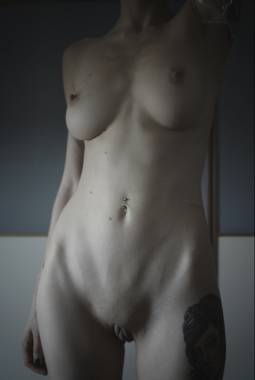 As fotos que você pode ver nesse post são do do italiano Romolo Giulio Milito, mas todo mundo conhece seu trabalho sob o nome de lundesnombreux. É assim que ele é conhecido e é esse o nome que ele assina nas suas belíssimas fotografias cheias de classe.