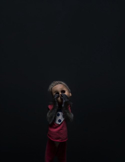 A Kind of You é um projeto fotográfico de Perttu Saksa onde ele documenta a estranha tradição asiática onde macacos são treinados e vestidos como seres humanos com a intenção de pedir dinheiro para pessoas pelas ruas. E isso não é algo que existe apenas no interior e em áreas pouco populadas. Essa tradição existe em muitas cidades modernas, o que deixa tudo de um jeito ainda mais perturbador. Afinal, um teatro de rua cruel com animais não é a melhor forma de conseguir dinheiro de transeuntes.