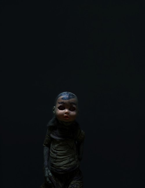 A Kind of You é um projeto fotográfico de Perttu Saksa onde ele documenta a estranha tradição asiática onde macacos são treinados e vestidos como seres humanos com a intenção de pedir dinheiro para pessoas pelas ruas. E isso não é algo que existe apenas no interior e em áreas pouco populadas. Essa tradição existe em muitas cidades modernas, o que deixa tudo de um jeito ainda mais perturbador. Afinal, um teatro de rua cruel com animais não é a melhor forma de conseguir dinheiro de transeuntes.